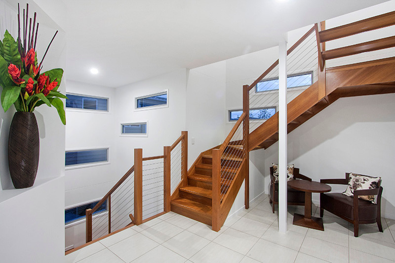 Imagen de escalera actual de tamaño medio con contrahuellas de madera
