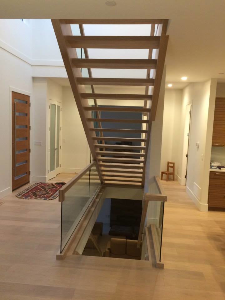 Источник вдохновения для домашнего уюта: большая прямая лестница в современном стиле с деревянными ступенями и перилами из смешанных материалов без подступенок