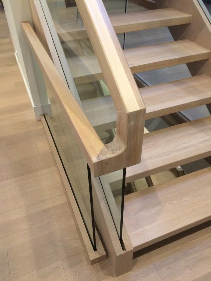 Cette photo montre un grand escalier sans contremarche droit tendance avec des marches en bois et un garde-corps en matériaux mixtes.