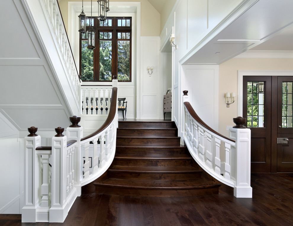 Imagen de escalera en U clásica con contrahuellas de madera y escalones de madera