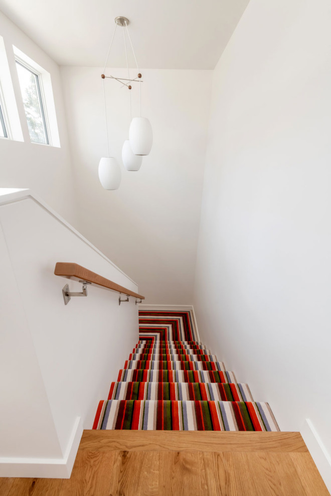 Retro Treppengeländer Holz in U-Form mit Teppich-Treppenstufen und Teppich-Setzstufen in Sonstige