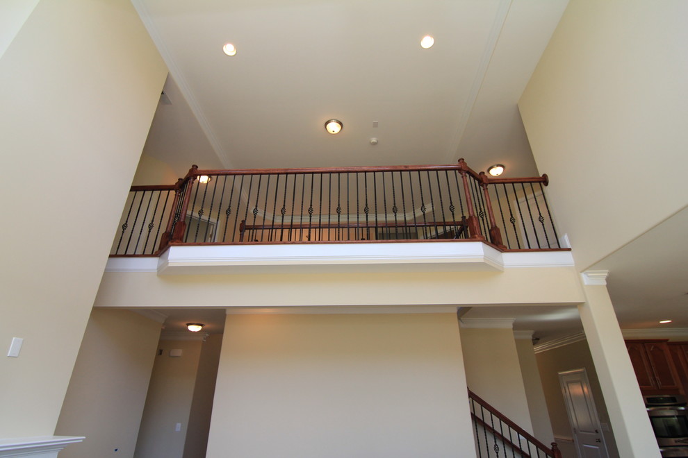 Große Klassische Treppe in U-Form mit Teppich-Treppenstufen und Teppich-Setzstufen in Raleigh