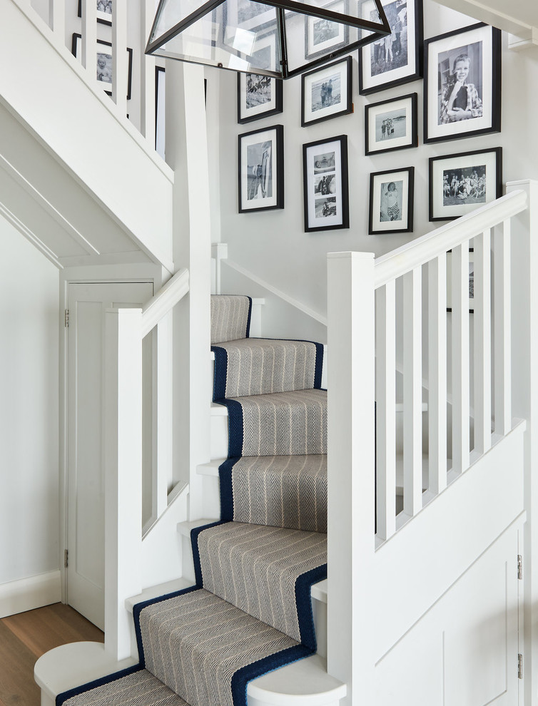 Источник вдохновения для домашнего уюта: изогнутая лестница в морском стиле с ступенями с ковровым покрытием, ковровыми подступенками и деревянными перилами