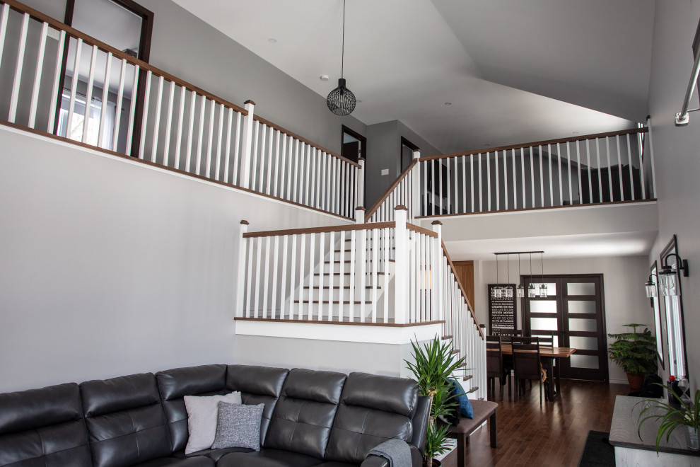 Foto de escalera en U campestre con escalones de madera, contrahuellas de madera y barandilla de madera