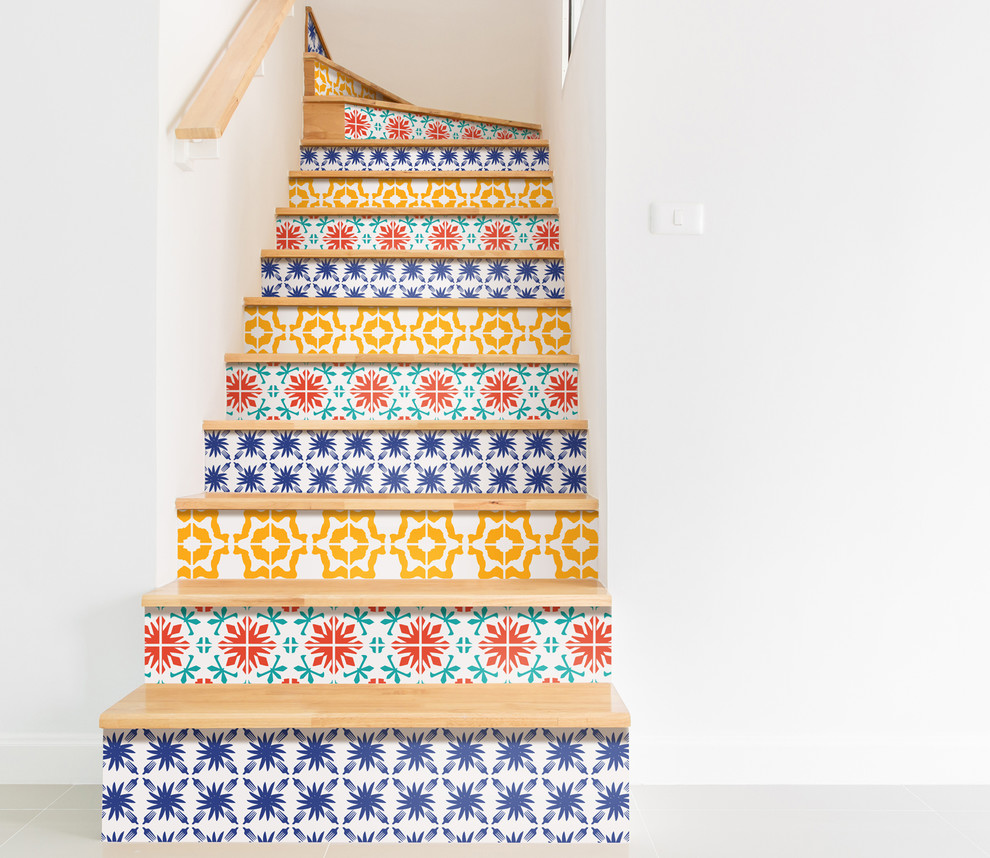 На фото: угловая лестница в стиле фьюжн с деревянными ступенями и крашенными деревянными подступенками с