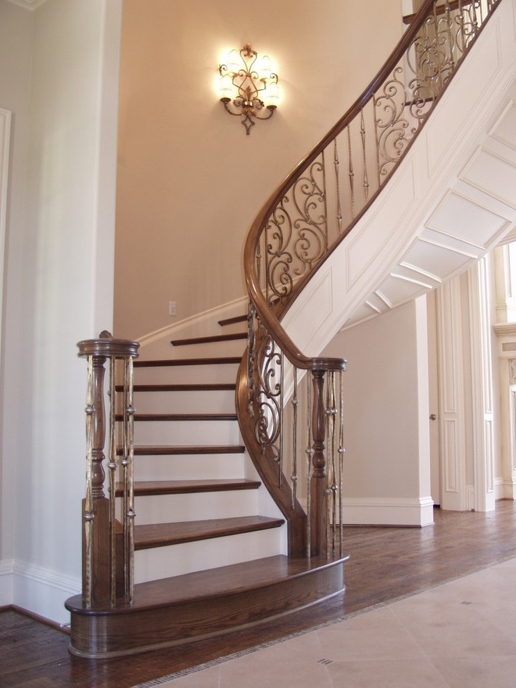 Exemple d'un grand escalier peint courbe chic avec des marches en bois.