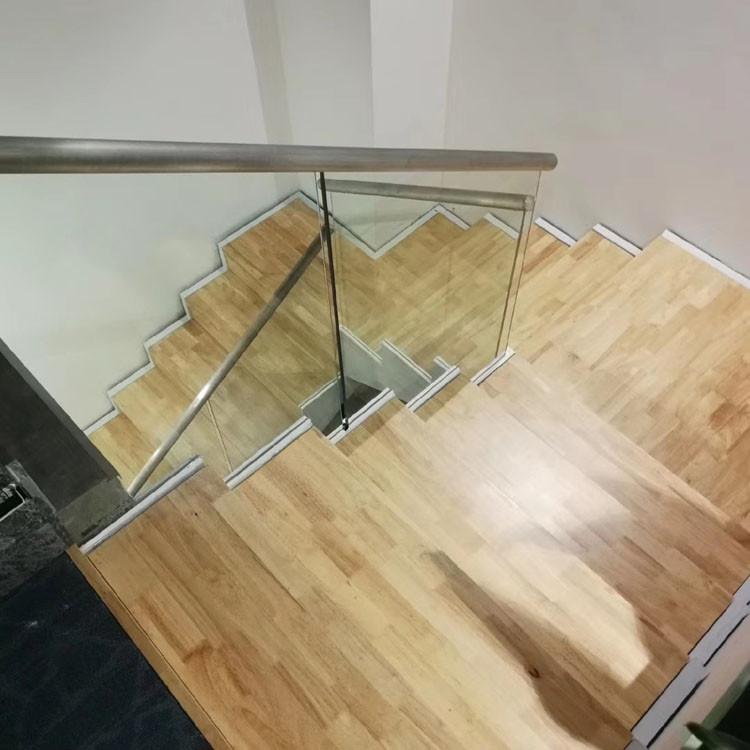 Aménagement d'un escalier moderne en U de taille moyenne avec des marches en bois, des contremarches en bois et un garde-corps en verre.