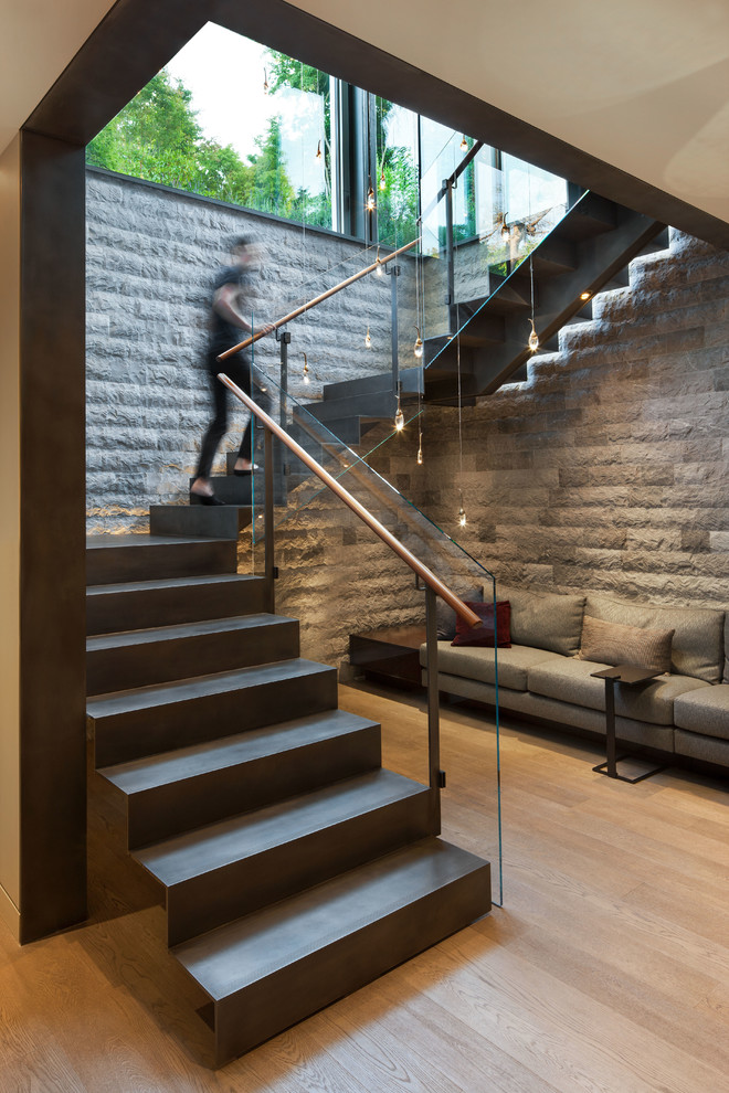 Пример оригинального дизайна: металлическая лестница в современном стиле с металлическими ступенями и перилами из смешанных материалов