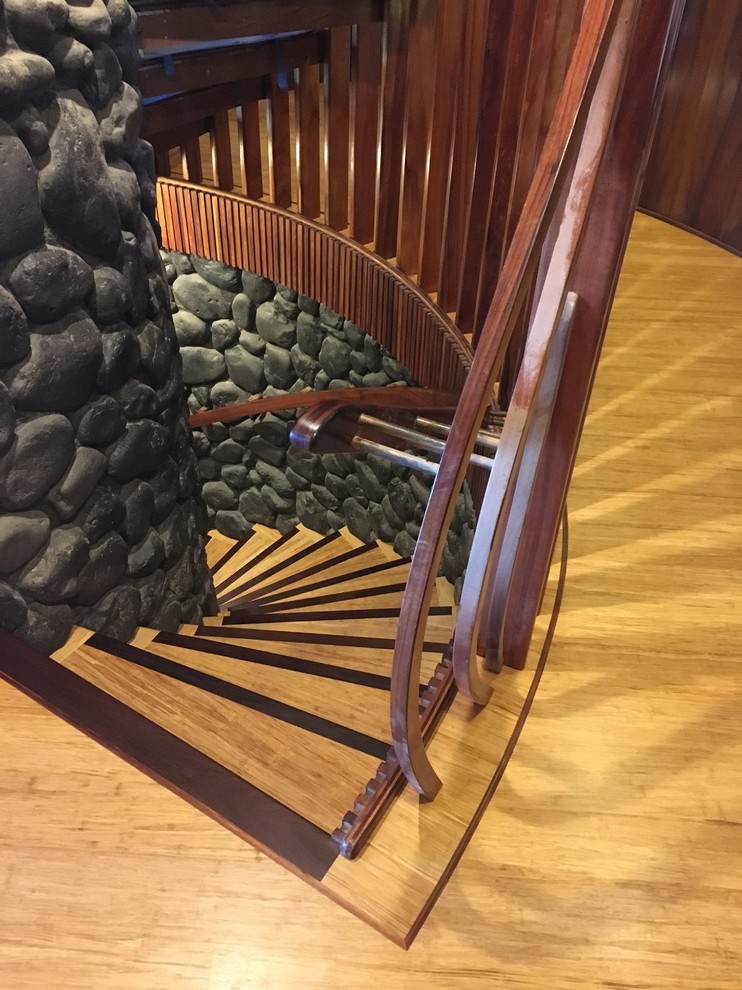 Gewendelte Moderne Holztreppe mit Holz-Setzstufen in Hawaii