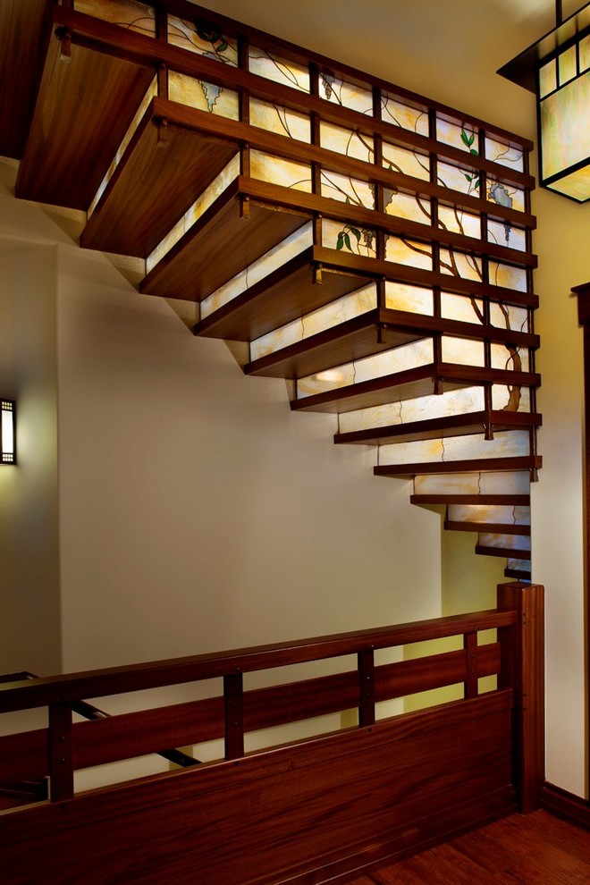 Идея дизайна: лестница в стиле кантри с деревянными ступенями и стеклянными подступенками