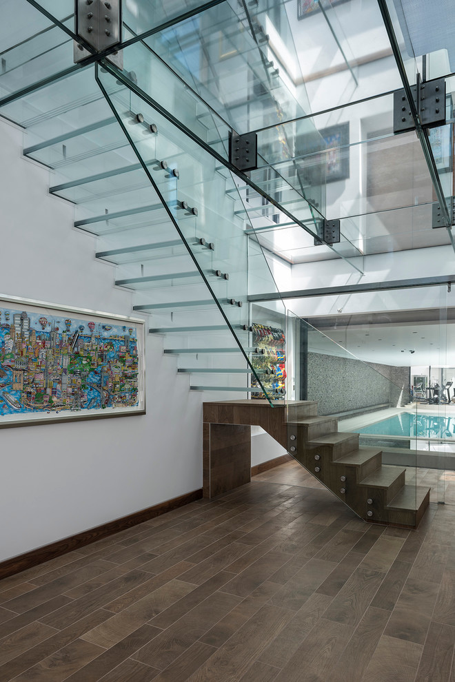 Foto de escalera suspendida contemporánea grande con escalones de vidrio y contrahuellas de vidrio
