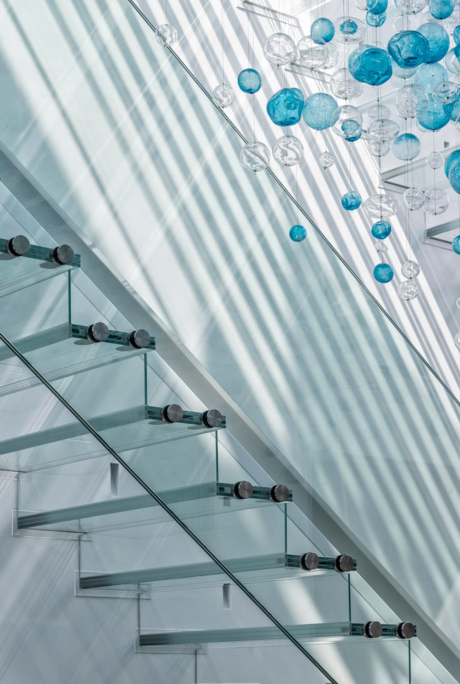 Свежая идея для дизайна: большая лестница на больцах в современном стиле с стеклянными ступенями и стеклянными подступенками - отличное фото интерьера