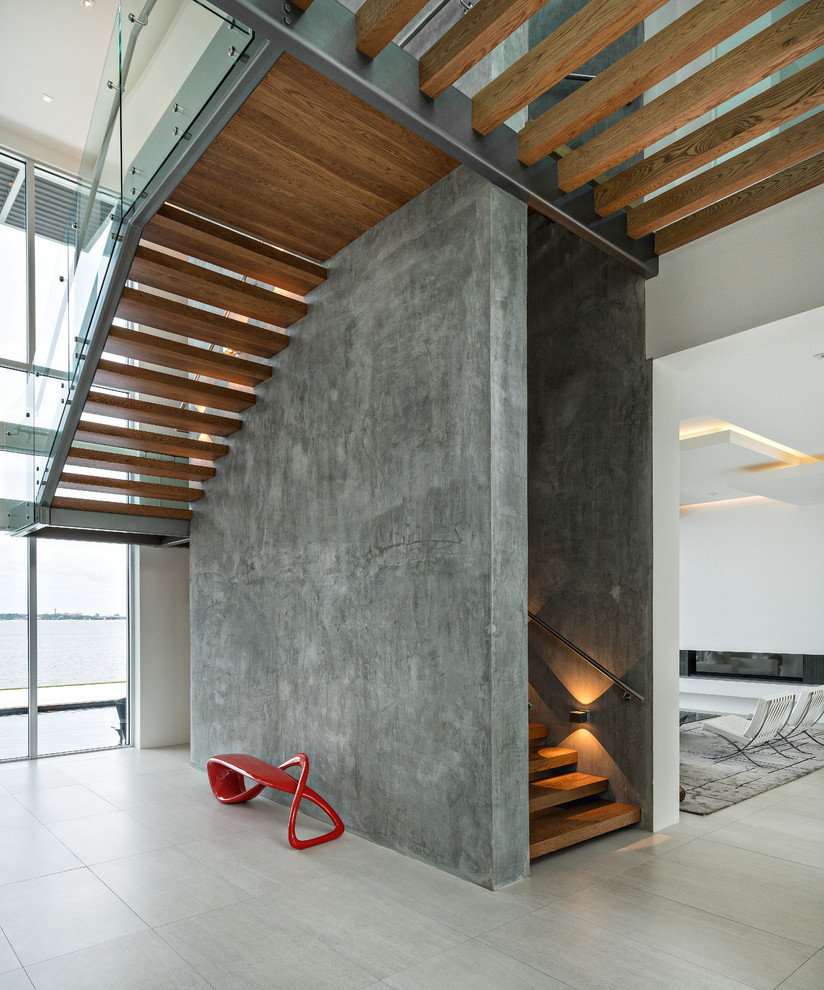 Moderne Holztreppe in U-Form mit offenen Setzstufen in Miami