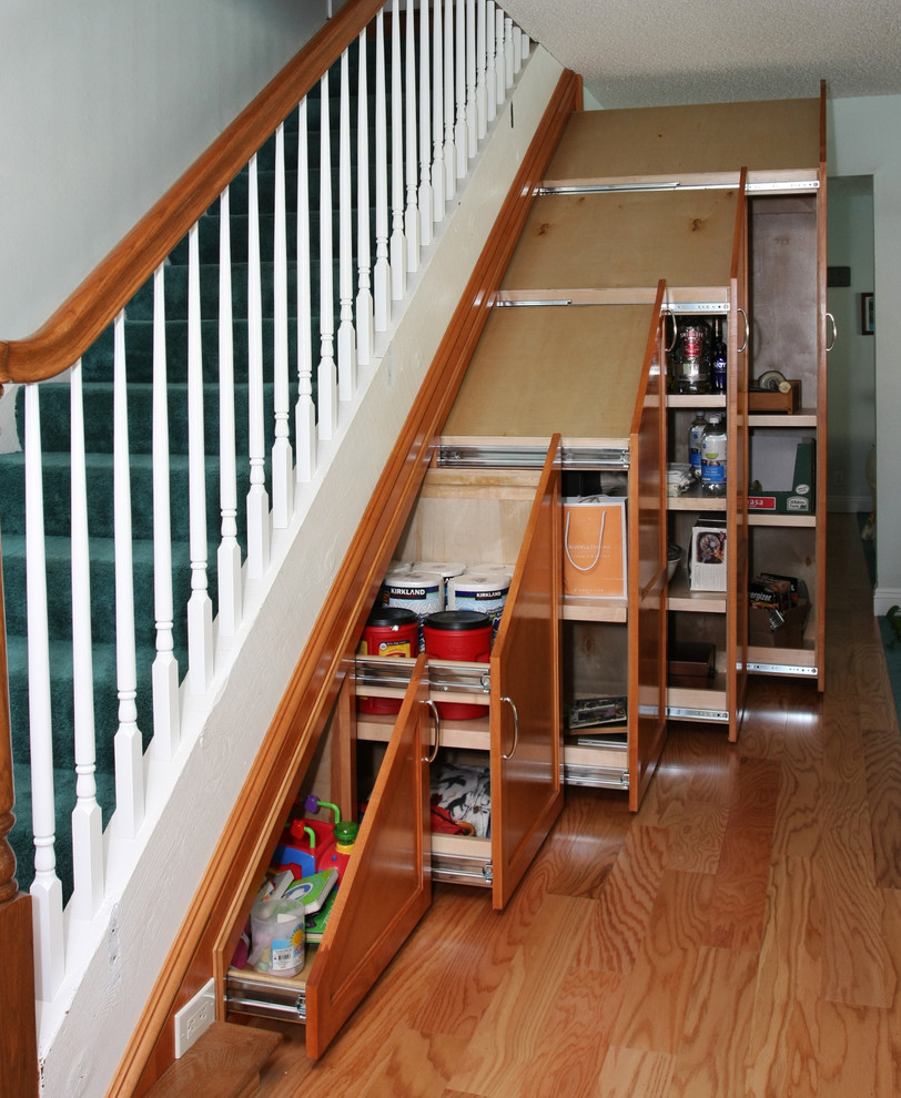 Idée de décoration pour un escalier tradition avec rangements.