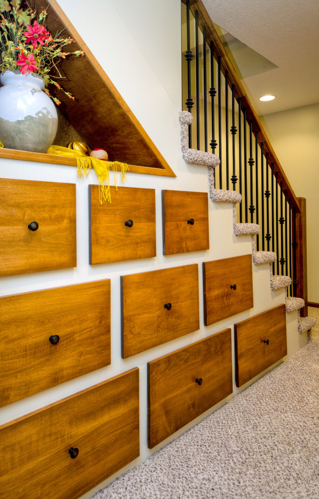 На фото: лестница в классическом стиле с кладовкой или шкафом под ней