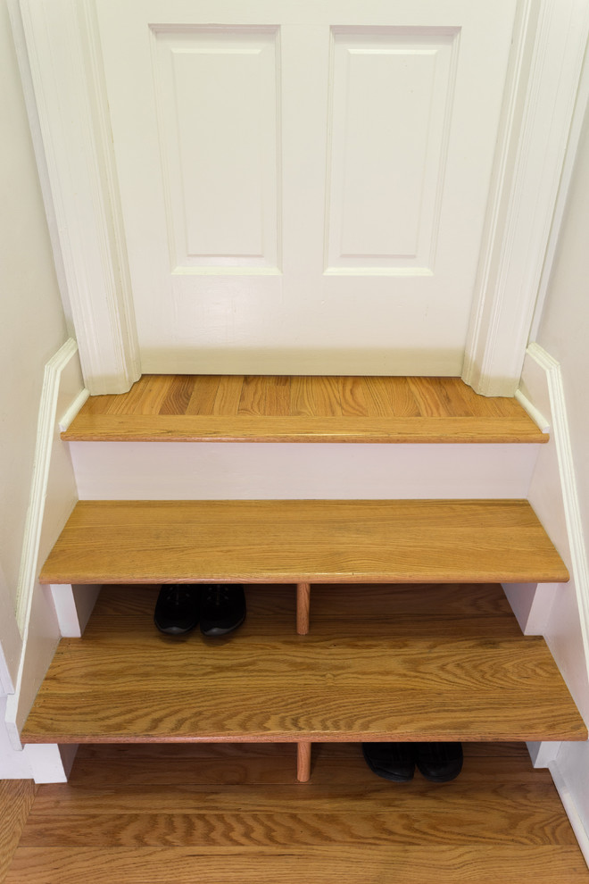Cette image montre un petit escalier sans contremarche droit design avec des marches en bois.