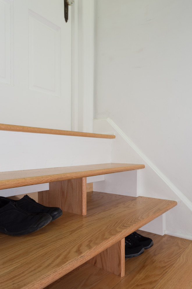Idées déco pour un petit escalier droit contemporain avec des marches en bois et des contremarches en bois.