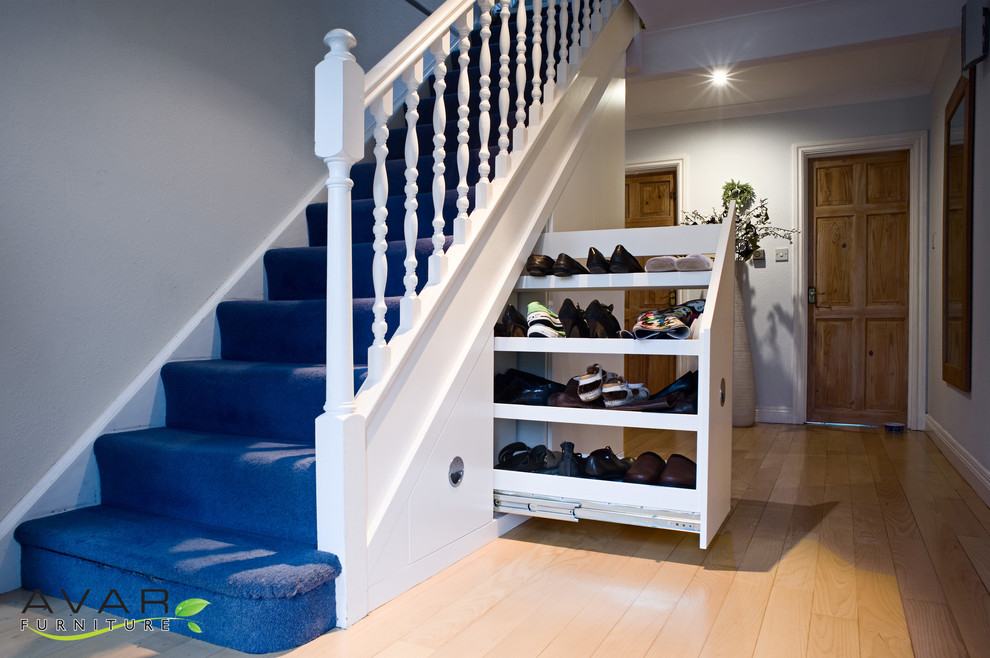 Стильный дизайн: лестница в современном стиле с кладовкой или шкафом под ней - последний тренд