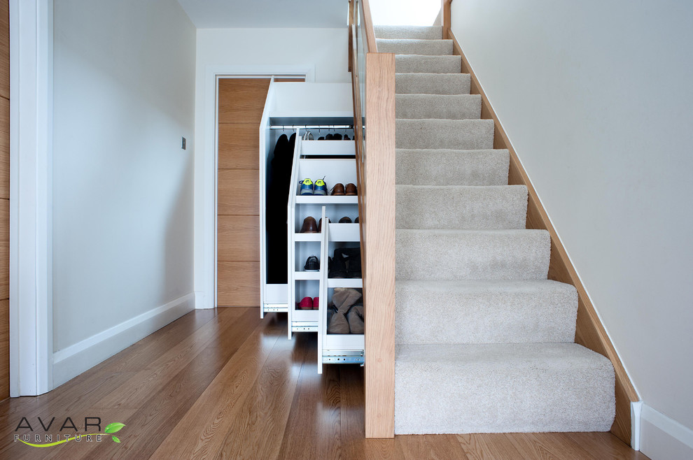 Réalisation d'un escalier minimaliste avec rangements.