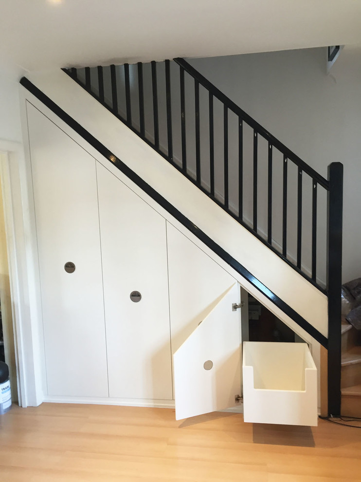 Cette photo montre un escalier tendance avec rangements.