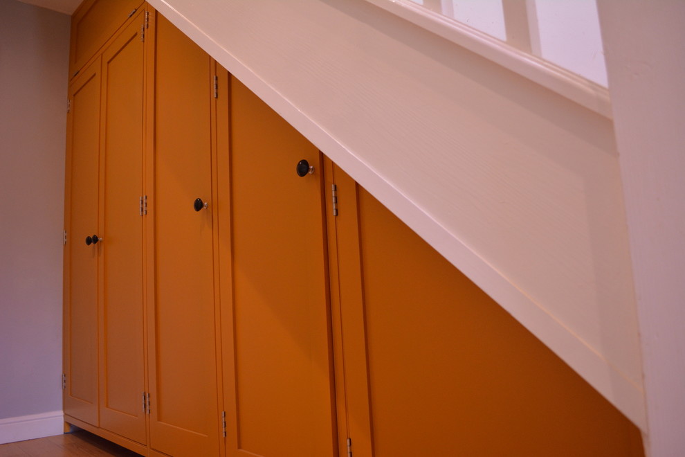 Diseño de escalera en L contemporánea de tamaño medio con escalones de madera, contrahuellas de madera y barandilla de madera