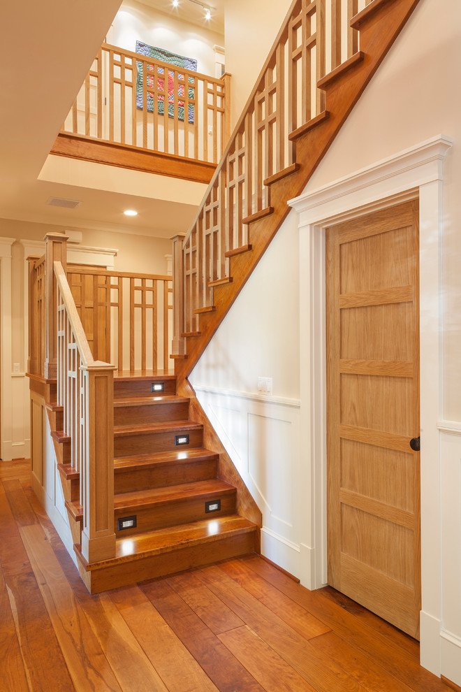 На фото: п-образная деревянная лестница среднего размера в стиле кантри с деревянными ступенями с