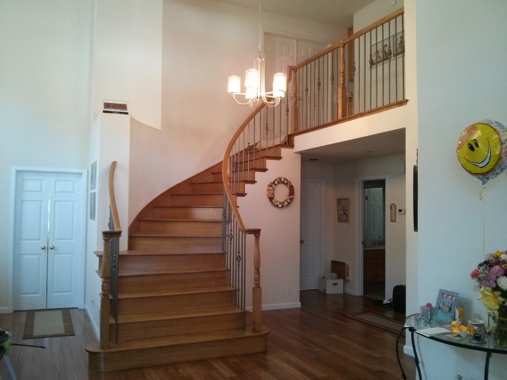 Diseño de escalera curva contemporánea de tamaño medio con escalones de madera y contrahuellas de madera