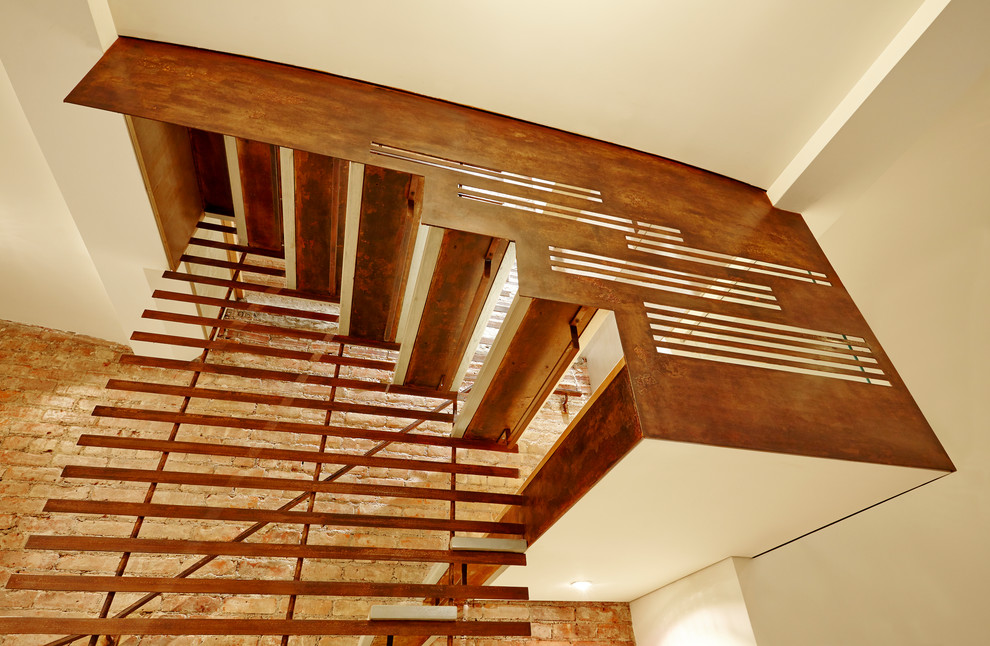 Пример оригинального дизайна: п-образная лестница среднего размера в стиле кантри с деревянными ступенями и перилами из смешанных материалов без подступенок
