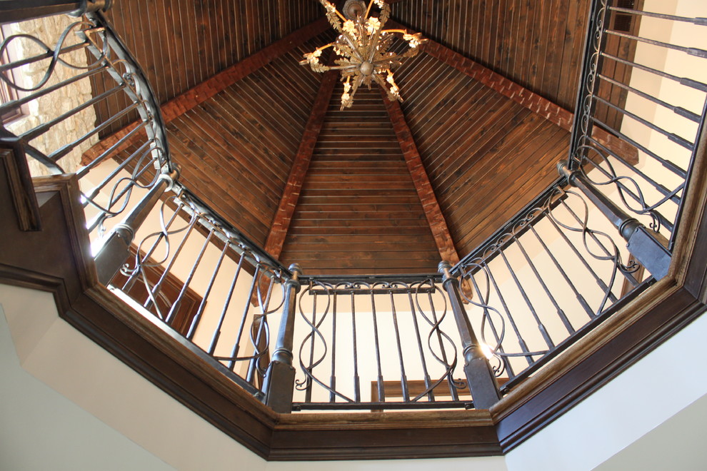 Diseño de escalera curva clásica grande con escalones de madera y contrahuellas de madera