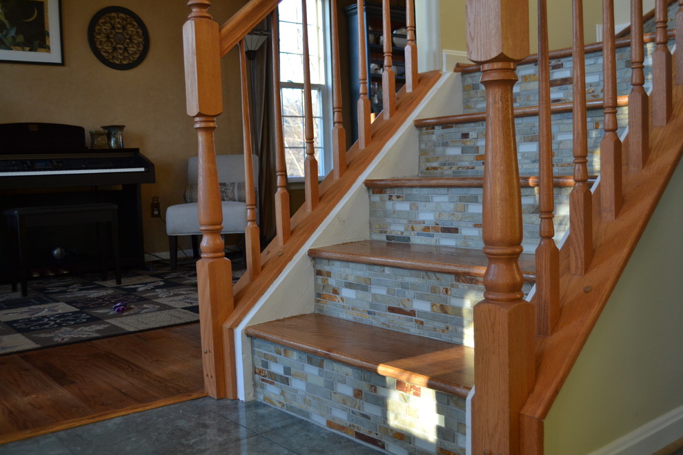 Пример оригинального дизайна: лестница в стиле фьюжн с деревянными ступенями