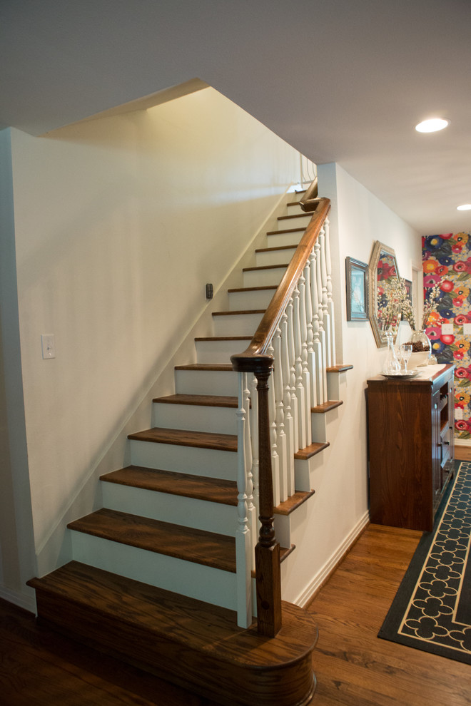 Источник вдохновения для домашнего уюта: прямая лестница в классическом стиле с деревянными ступенями и крашенными деревянными подступенками