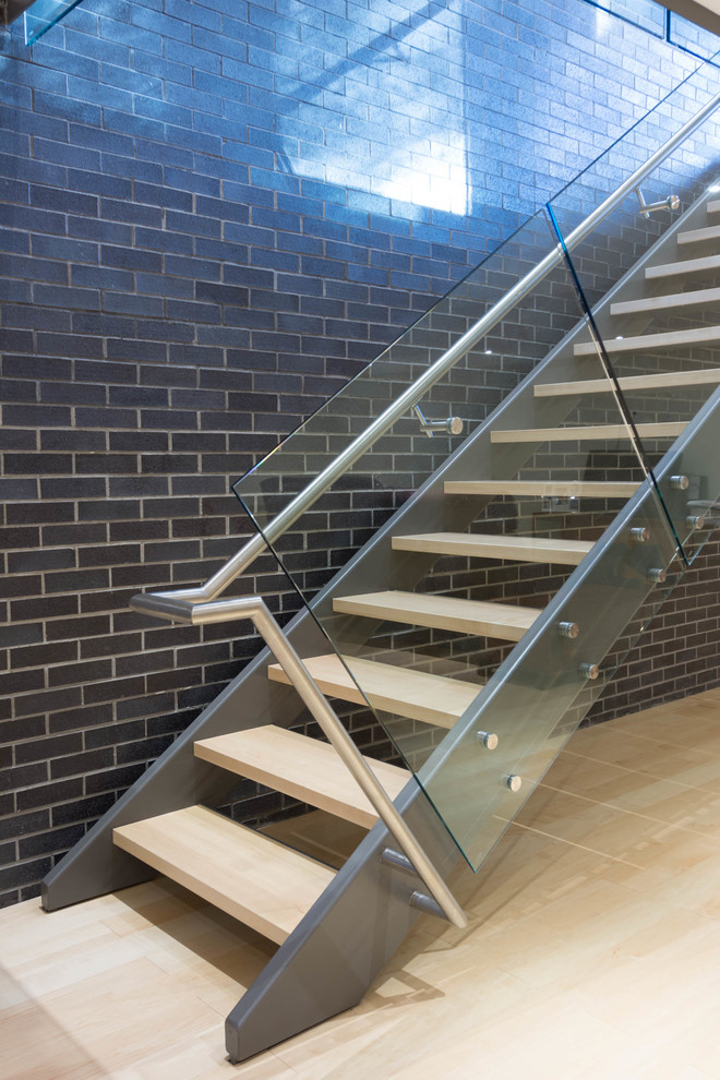 На фото: прямая лестница среднего размера в современном стиле с деревянными ступенями без подступенок с