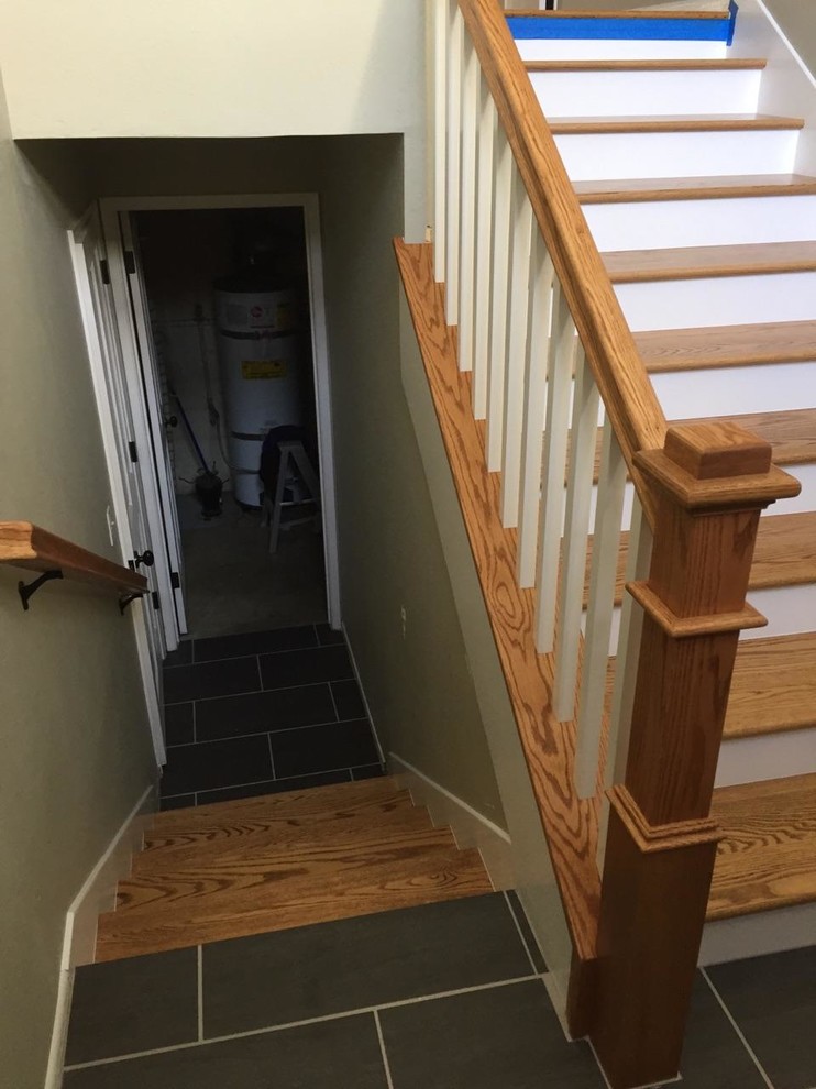 Foto de escalera en U de estilo americano de tamaño medio con escalones de madera, contrahuellas de madera pintada y barandilla de madera