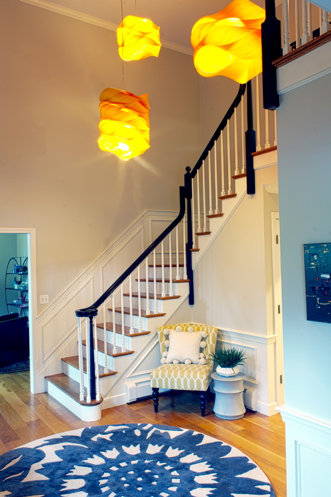 Свежая идея для дизайна: угловая лестница среднего размера в стиле неоклассика (современная классика) с деревянными ступенями, крашенными деревянными подступенками и деревянными перилами - отличное фото интерьера