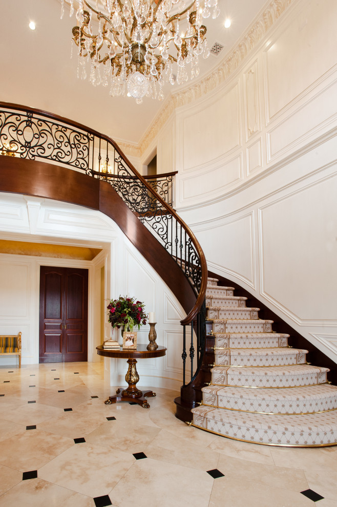 Große, Gewendelte Klassische Treppe mit Teppich-Treppenstufen und Teppich-Setzstufen in New York