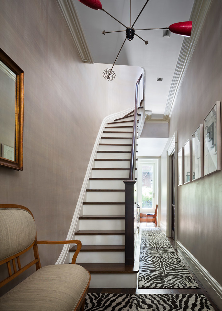 Свежая идея для дизайна: изогнутая лестница в стиле неоклассика (современная классика) с деревянными ступенями и крашенными деревянными подступенками - отличное фото интерьера