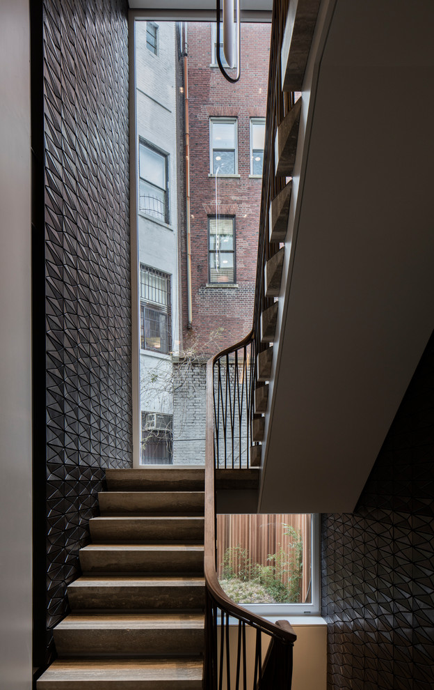 Idée de décoration pour un grand escalier design en U avec des marches en travertin, des contremarches en travertin et un garde-corps en matériaux mixtes.