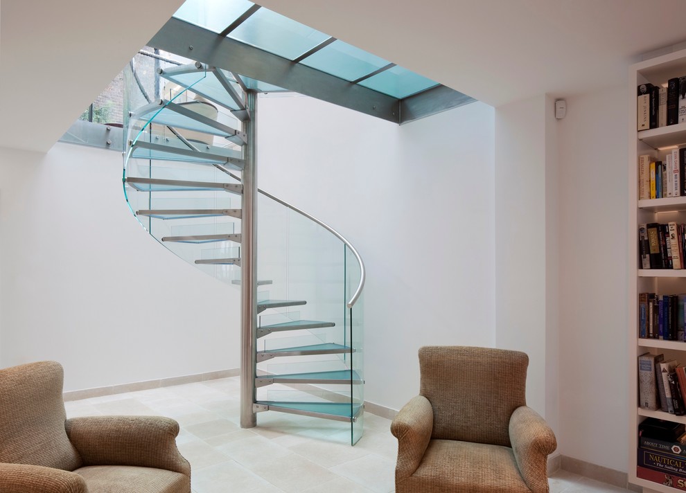 Aménagement d'un escalier hélicoïdal moderne avec des marches en verre et des contremarches en verre.