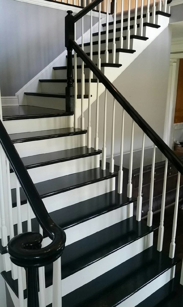 Exemple d'un escalier en L avec des marches en bois peint.