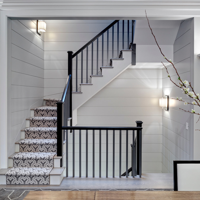 Ejemplo de escalera recta clásica renovada de tamaño medio con escalones enmoquetados, contrahuellas enmoquetadas y barandilla de madera