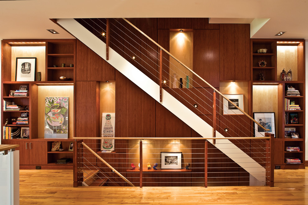 Ejemplo de escalera recta contemporánea con escalones de madera