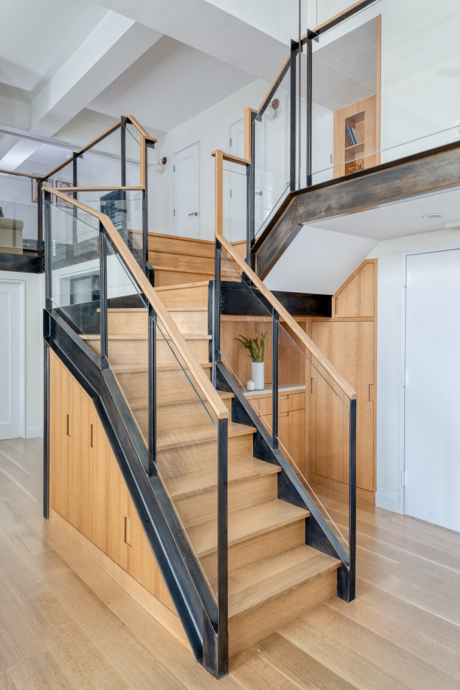 Свежая идея для дизайна: угловая деревянная лестница в стиле неоклассика (современная классика) с деревянными ступенями и стеклянными перилами - отличное фото интерьера