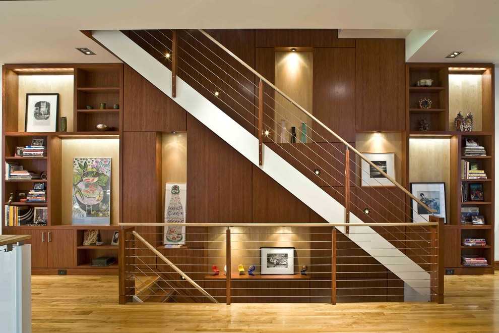 Modelo de escalera recta actual con escalones de madera y barandilla de cable