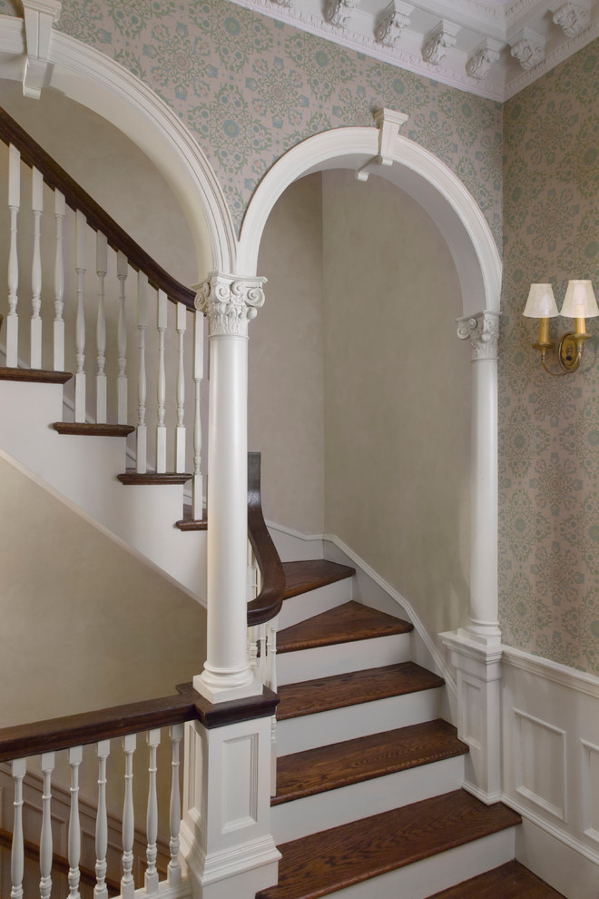Идея дизайна: лестница в классическом стиле с деревянными ступенями и крашенными деревянными подступенками