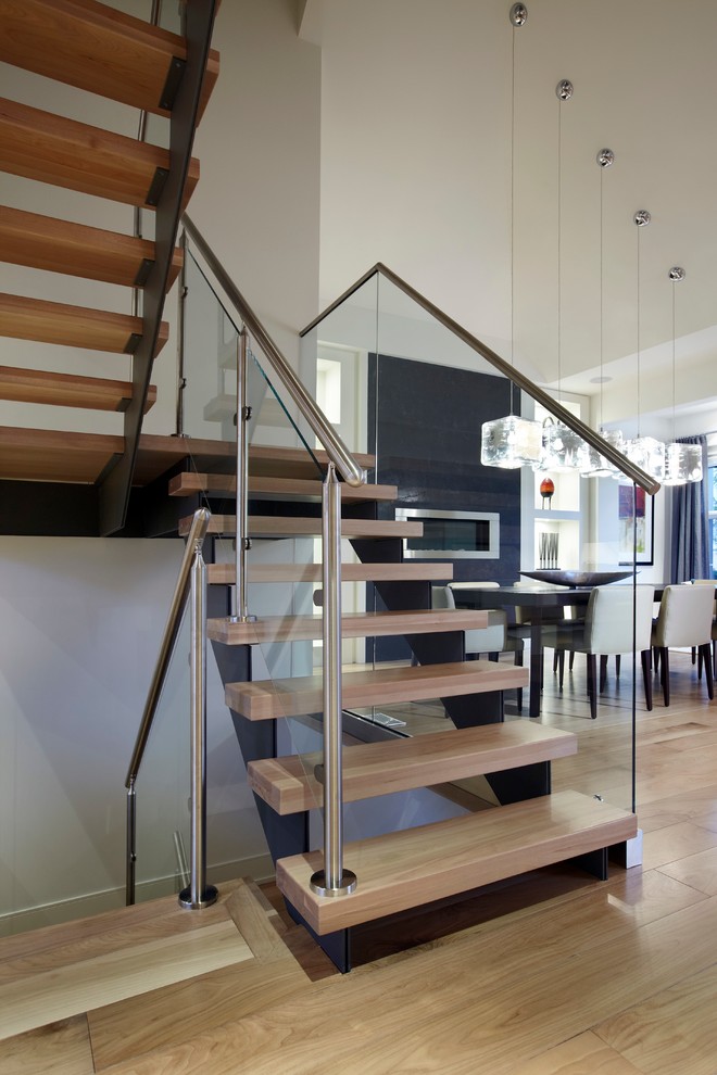 Exemple d'un escalier sans contremarche moderne en U de taille moyenne avec des marches en bois.