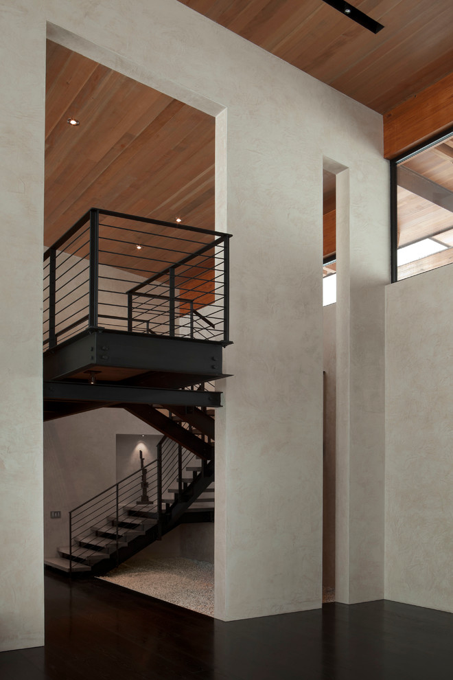 Modelo de escalera suspendida minimalista extra grande sin contrahuella con escalones de madera pintada
