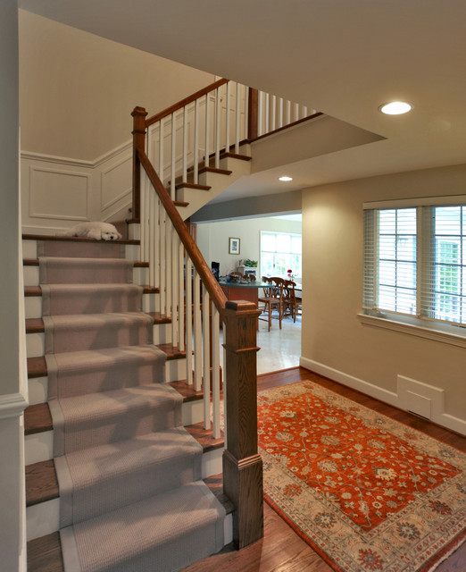 Inspiration for a large classic carpeted l-shaped wood railing staircase in DC Metro with carpeted risers.