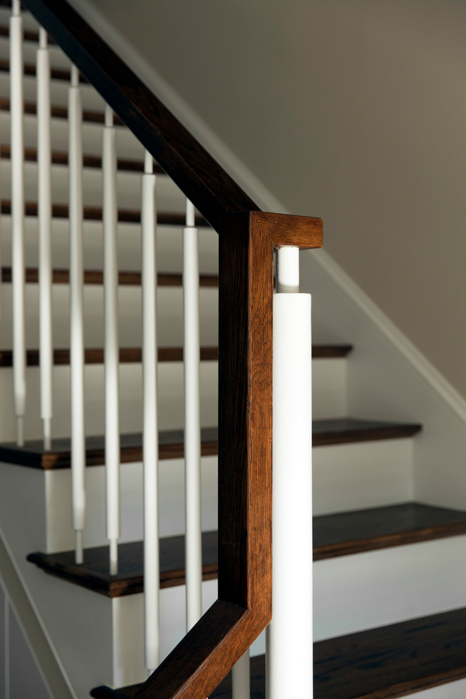Idee per una scala a "L" classica di medie dimensioni con pedata in legno, alzata in legno e parapetto in legno