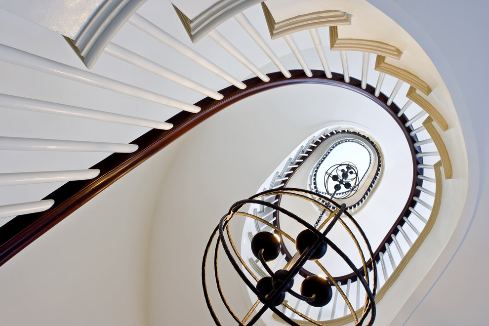 Источник вдохновения для домашнего уюта: винтовая лестница в классическом стиле