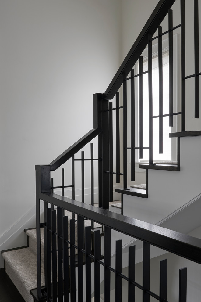 Klassische Treppe in L-Form mit Teppich-Treppenstufen, Teppich-Setzstufen und Mix-Geländer in Chicago